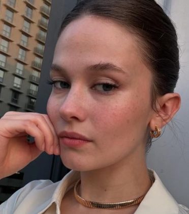 Cailee Spaeny Net Worth, 父母, Boyfriend, Feet, Dating, Topless
