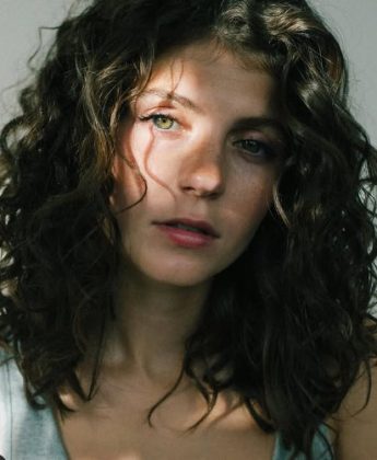 Emily Bader Biography, Bio, Measurement, Wedding, Ancensored